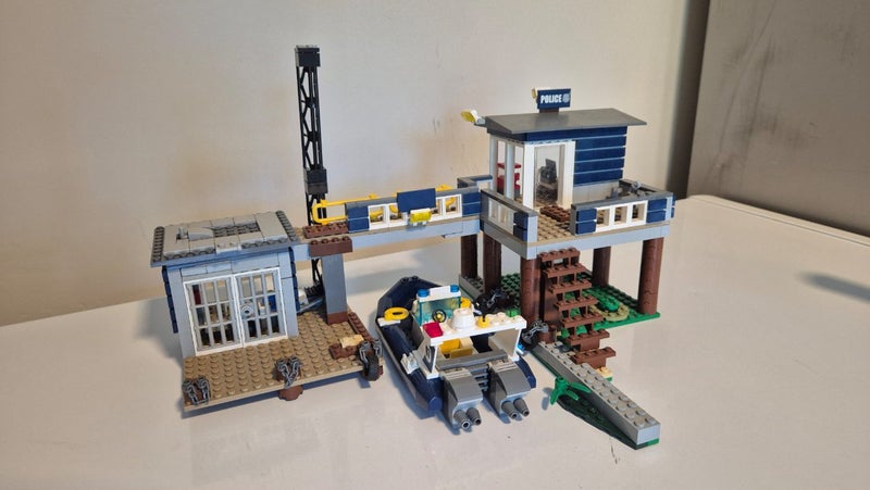 LEGO SWAMP POLICE STATION Carousel 2