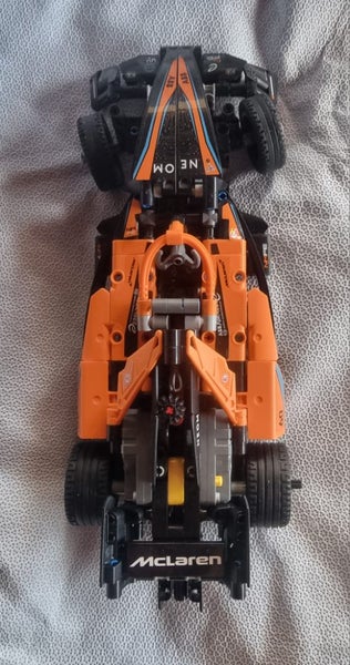 LEGO Speed Champions 2023 McLaren F1 Race Car Carousel 2