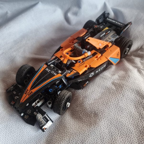 LEGO Speed Champions 2023 McLaren F1 Race Car Carousel 1