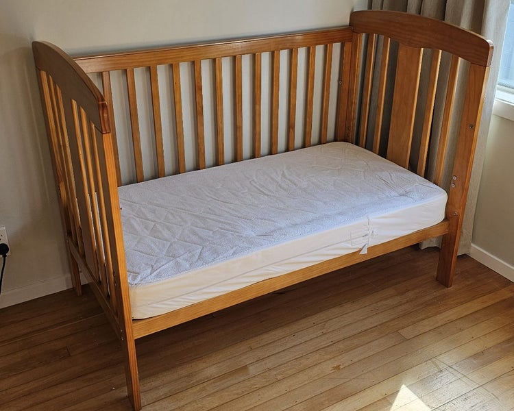 Solid wood baby cot + mattress + cover protector + linen Carousel 1