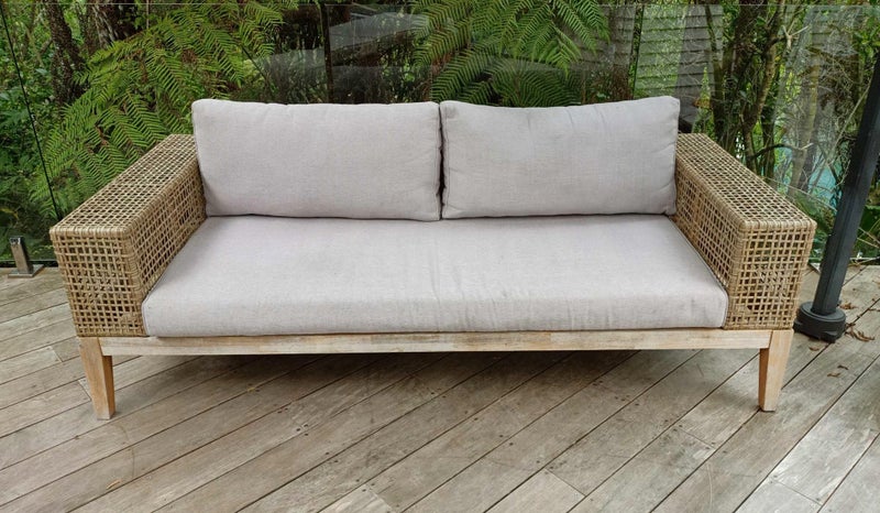 A LUXURIOUS OUTDOOR RATTAN ALUMINIUM SOFA Carousel 2