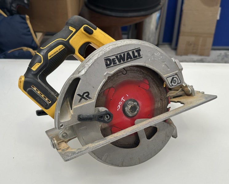 DeWALT 18V XR Brushless Circular Saw - $1 Reserve (Aisle 14 - Shelf Q) Carousel 1