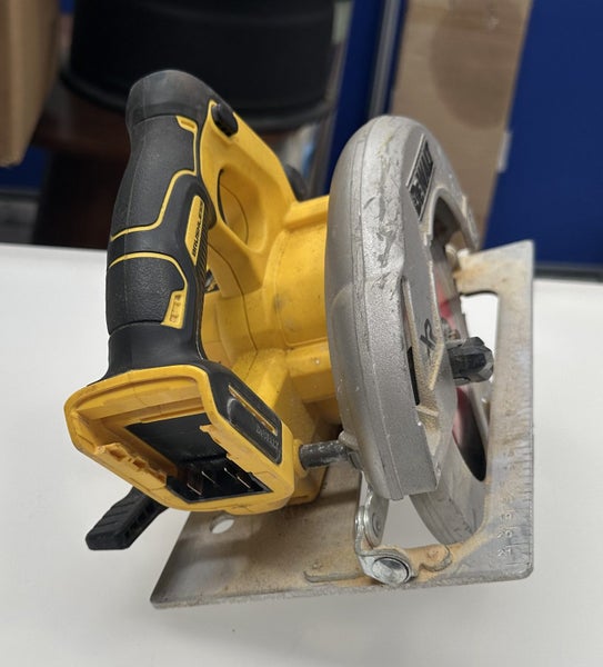 DeWALT 18V XR Brushless Circular Saw - $1 Reserve (Aisle 14 - Shelf Q) Carousel 3
