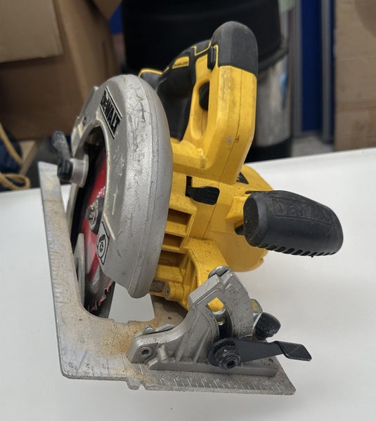 DeWALT 18V XR Brushless Circular Saw - $1 Reserve (Aisle 14 - Shelf Q) Carousel 2