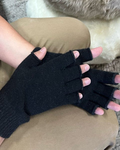 Polyprop / Possum Fingerless Gloves Carousel 2