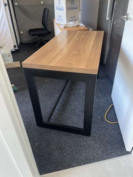 Desk 1200 Long Carousel 1