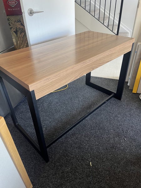 Desk 1200 Long Carousel 3