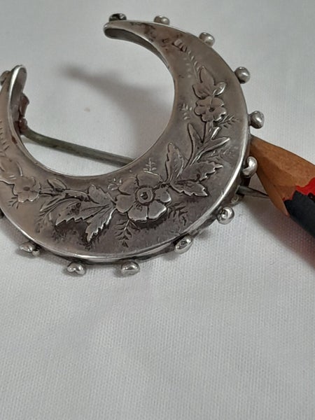 Antique silver broach Carousel 1
