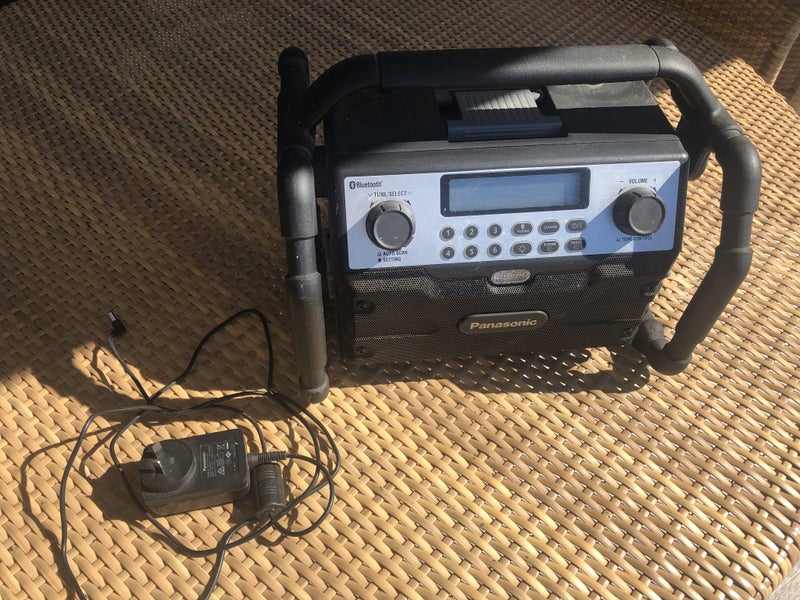 Radio - Builder's - portable - Bluetooth - AC adaptor & Dual Voltage 14.4V/18V. Carousel 1