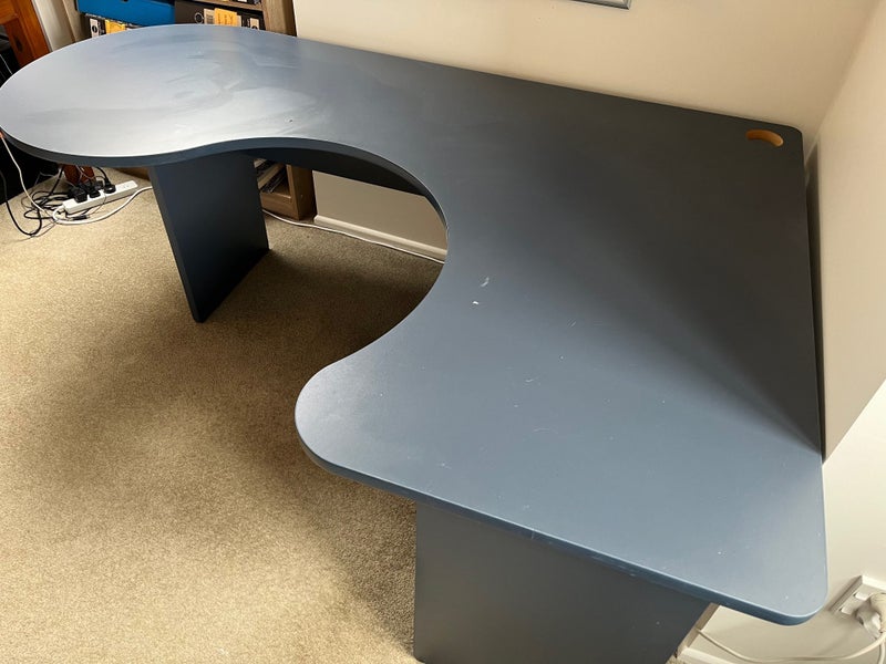 Desk, curved, fits in corner Carousel 1