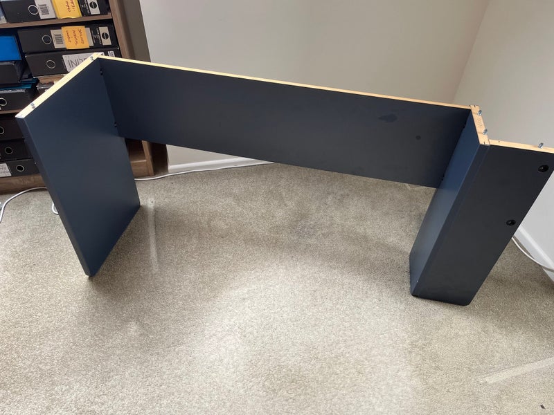 Desk, curved, fits in corner Carousel 2