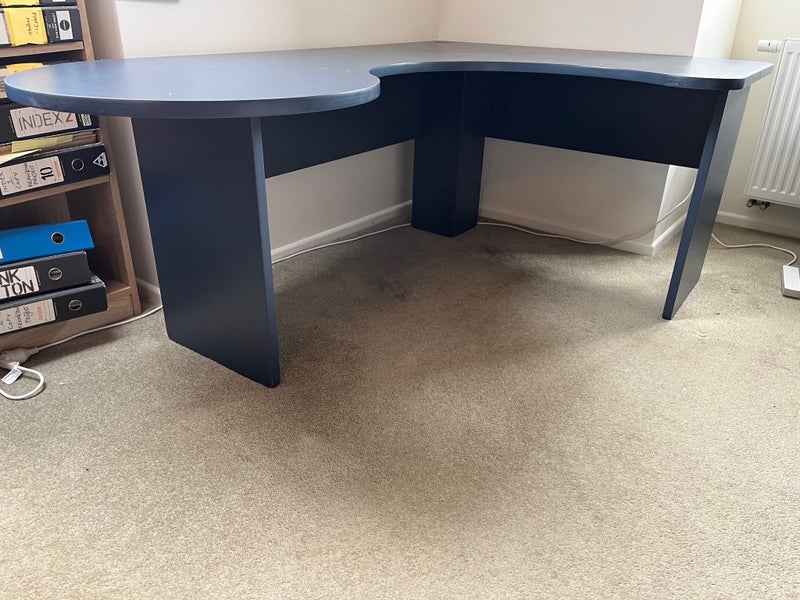Desk, curved, fits in corner Carousel 3