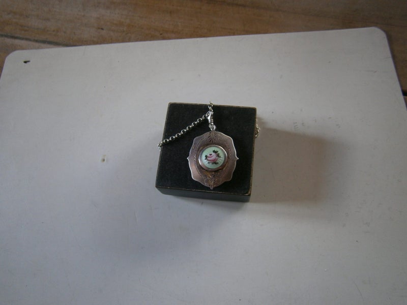 1930's STG.SILVER LOCKET ON STG.SILVER BELCHER CHAIN (18.7gms) Carousel 2