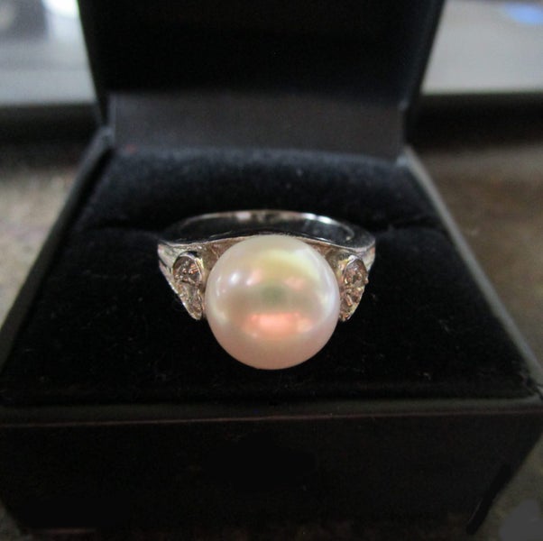 *** MOST LOVELY CULTURED PEARL RING *** Carousel 1