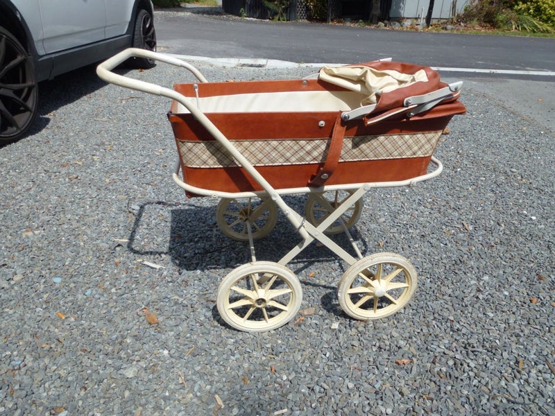 DOLLS PRAM / CARRY COT ON WHEELS. VINTAGE IN REALLY GOOD ORDER Carousel 1