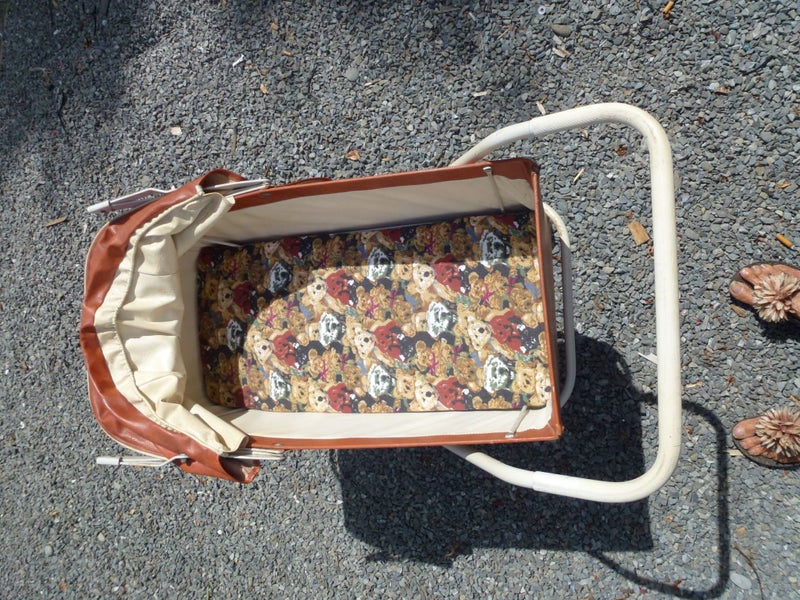 DOLLS PRAM / CARRY COT ON WHEELS. VINTAGE IN REALLY GOOD ORDER Carousel 2