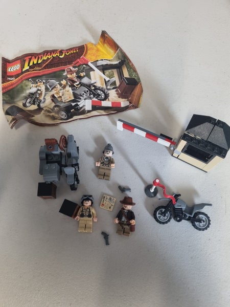 LEGO Indiana Jones 7620 Motorcycle Chase Carousel 1