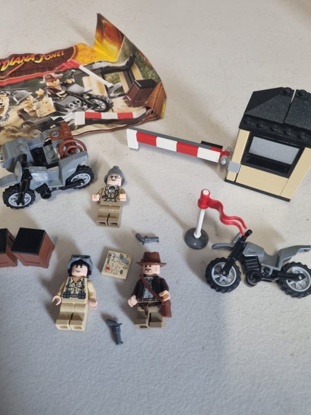 LEGO Indiana Jones 7620 Motorcycle Chase Carousel 2