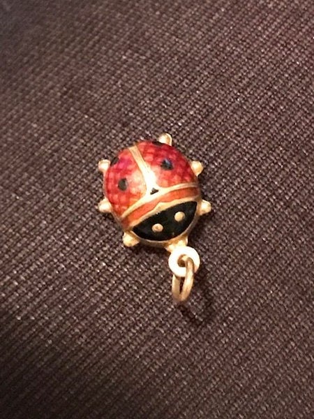 VINTAGE 18K 1950'S LADYBUG CHARM/PENDANT Carousel 1