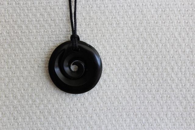 BEAUTIFUL SMALL KORU KAWAKAWA JADE #215 Carousel 3
