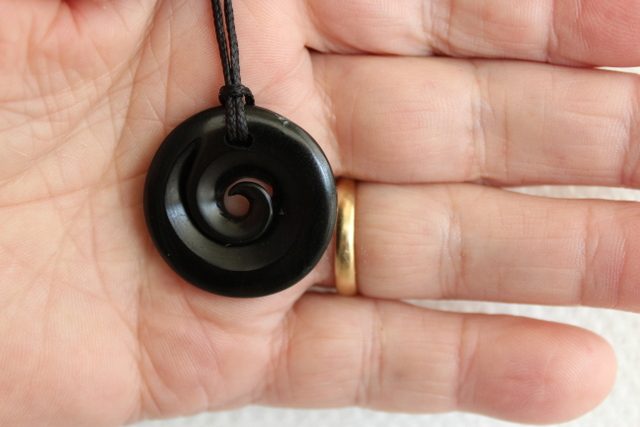 BEAUTIFUL SMALL KORU KAWAKAWA JADE #215 Carousel 1