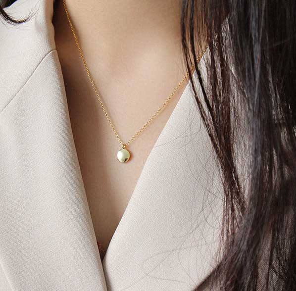 18K Gold Disc Necklace "Bellamy" Carousel 2