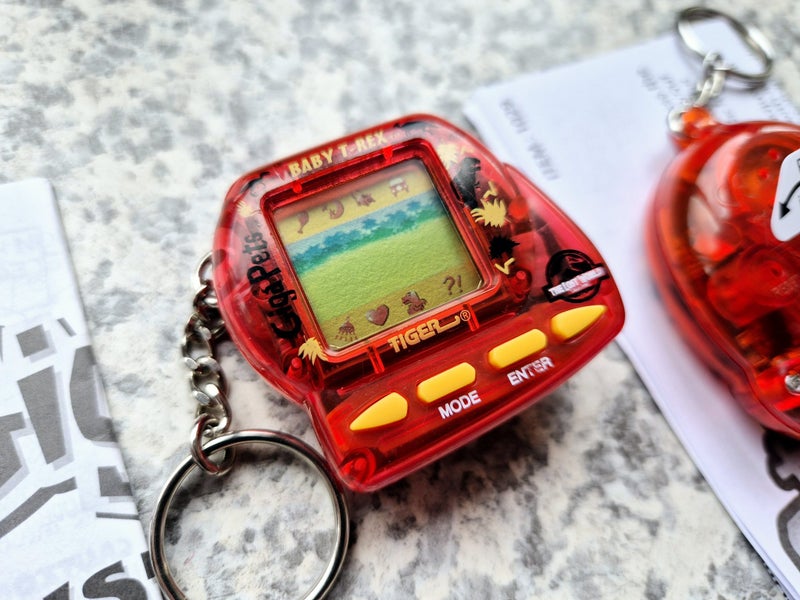 Giga Pets Baby T-Rex Jurassic Park Lost World (1997 - Tamagotchi era) -EXC Cond. Carousel 1