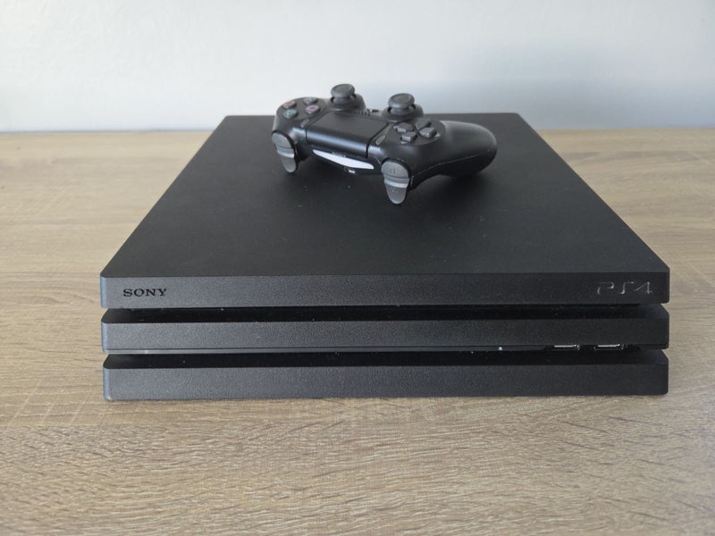 PS4 Pro 1TB + Controller Carousel 1