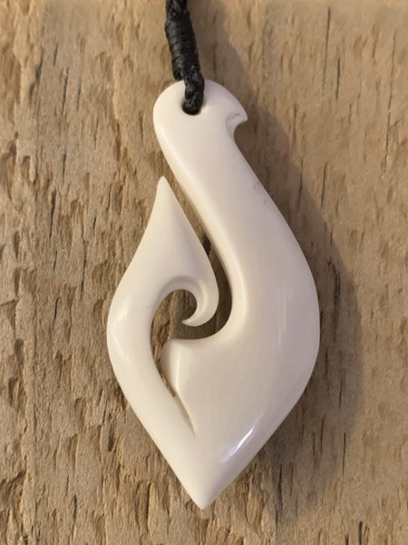 NZ BONE PENDANT HEI MATAU Carousel 2