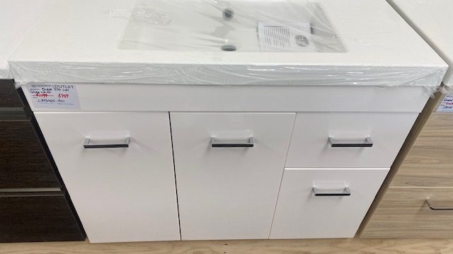 900 QUBE WALL HUNG IN GLOSS WHITE Carousel 1
