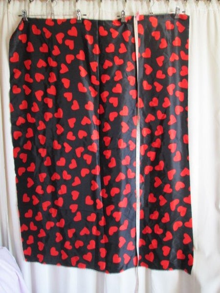 SATIN POLYESTER FABRIC x 1>>>> BLACK WITH HEARTS PATTERN>>> >>>>>NEW Carousel 1