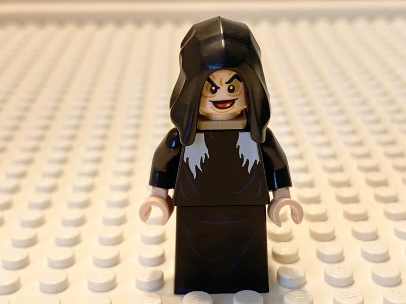 LEGO Evil Queen in Disguise Carousel 1