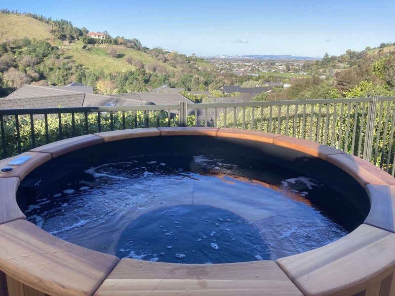 ELECTRIC CEDAR HOT TUB (BLACK POLYETHYLENE INTERIOR)62998273896961114