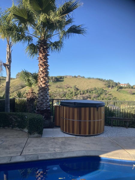 ELECTRIC STAINLESS STEEL / CEDAR HOT TUB62997988577283111