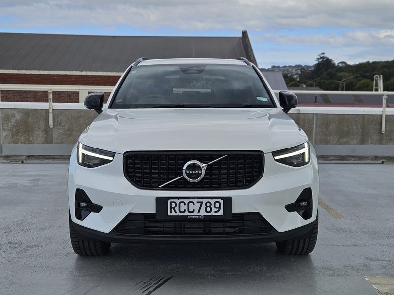 2025 Volvo XC40 B4 Ultra Dark 2.0Pmh62864749420417111
