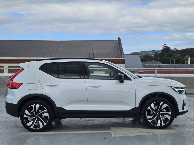 2025 Volvo XC40 B4 Ultra Dark 2.0Pmh62864749420417112