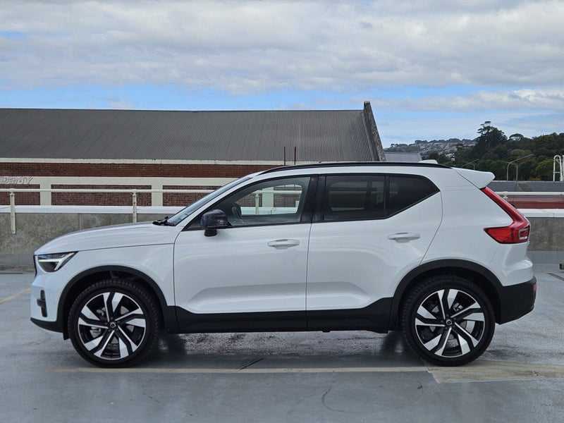 2025 Volvo XC40 B4 Ultra Dark 2.0Pmh62864749420417113