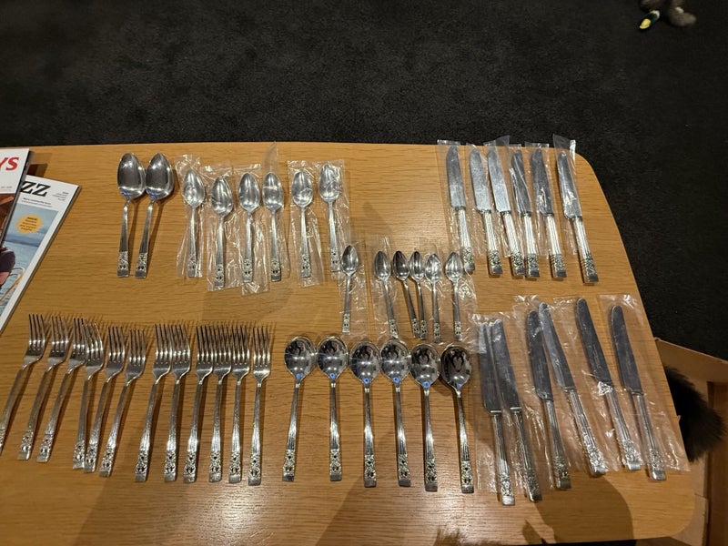 Hampton Court 6 place Cutlery Set Carousel 1