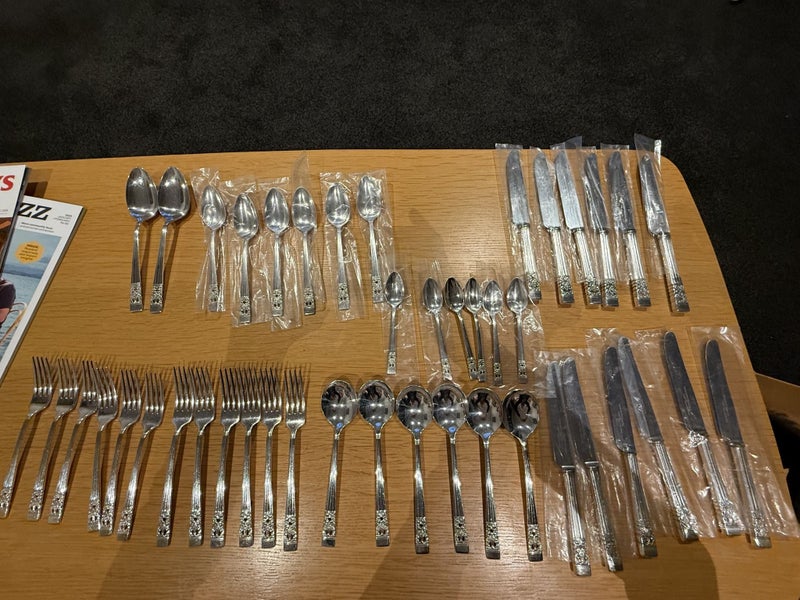 Hampton Court 6 place Cutlery Set Carousel 2
