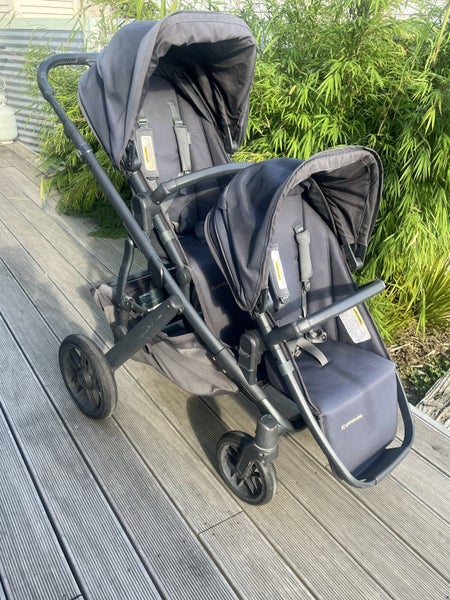 UPPAbaby VistaV2 pram plus accessories Carousel 1