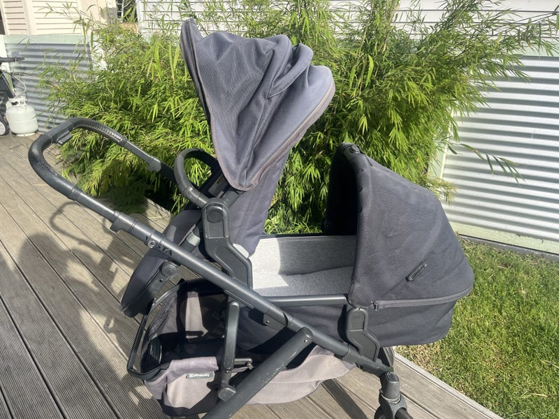 UPPAbaby VistaV2 pram plus accessories Carousel 2
