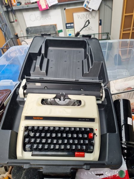 Brother Deluxe 1613 Typewriter Carousel 1