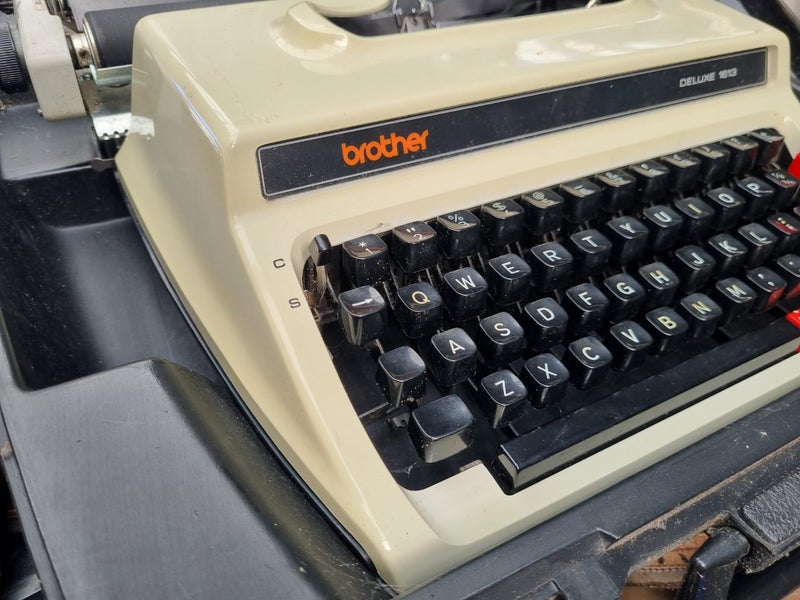 Brother Deluxe 1613 Typewriter Carousel 2