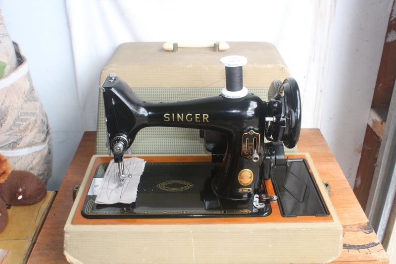 SINGER 99K PORTABLE SEWING MACHINE Carousel 1