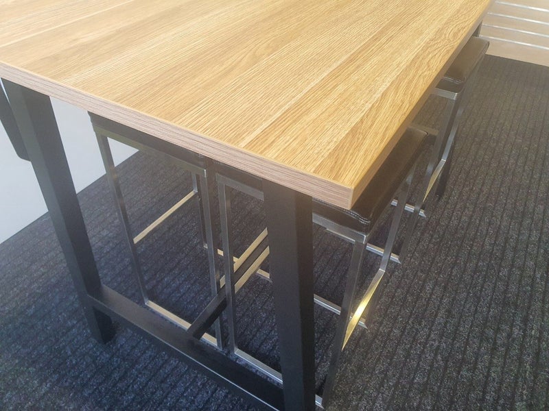 Bar leaner with stools / Breakout table Carousel 2