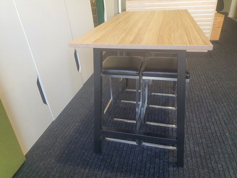 Bar leaner with stools / Breakout table Carousel 4