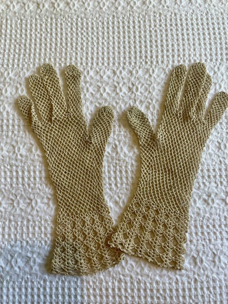 A pair of perfect vintage hand crocheted gloves Carousel 1