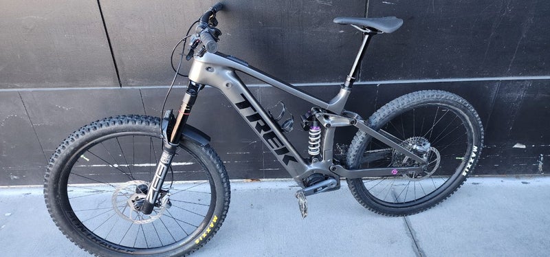 24 Trek Rail 9.8 AXS Gen 4 L Carousel 1