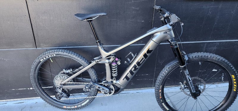 24 Trek Rail 9.8 AXS Gen 4 L Carousel 2