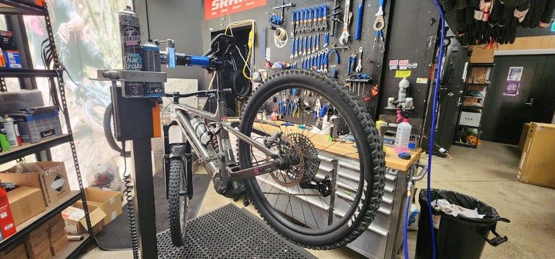 24 Trek Rail 9.8 AXS Gen 4 L Carousel 7